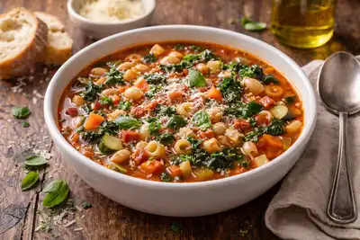 Классический минестроне с овощами, фасолью и пастой в пряном томатном бульоне.