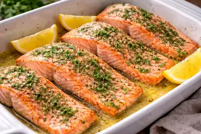 Лаконичный лосось с лимоном и укропом, готовый за полчаса.