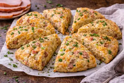 Рассыпчатые солёные сконы с ветчиной и сыром для плотного перекуса.